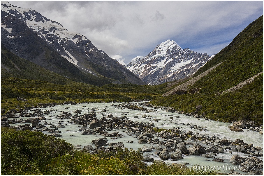 Aoraki / Mount Cook (3 724 m)  z údolí Hooker Valley, nejvyšší hora Nového Zélandu