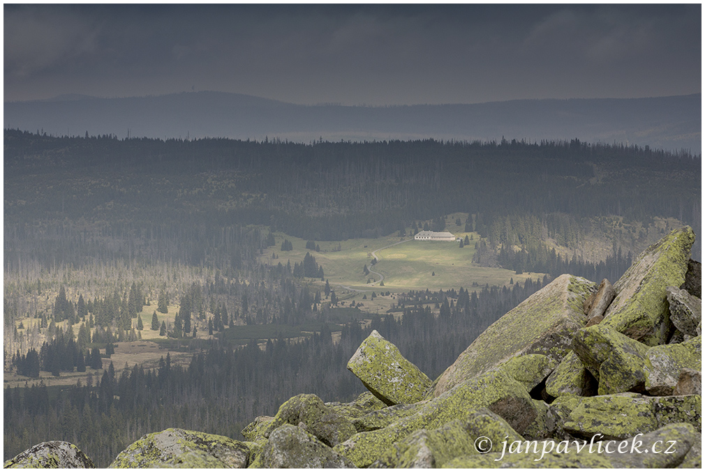 Hájovna Březník z Luzného, na horizontu Poledník (1315 m)