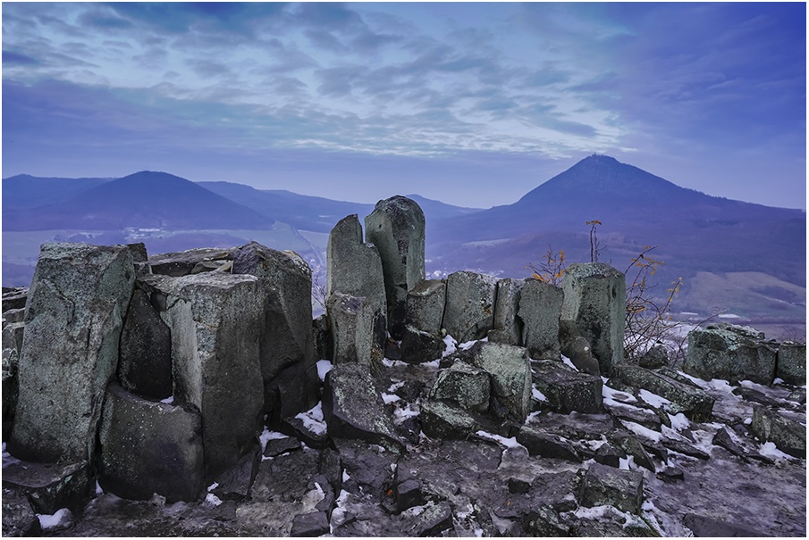 Hrad Ostrý - pohled na Milešovku (837 m)