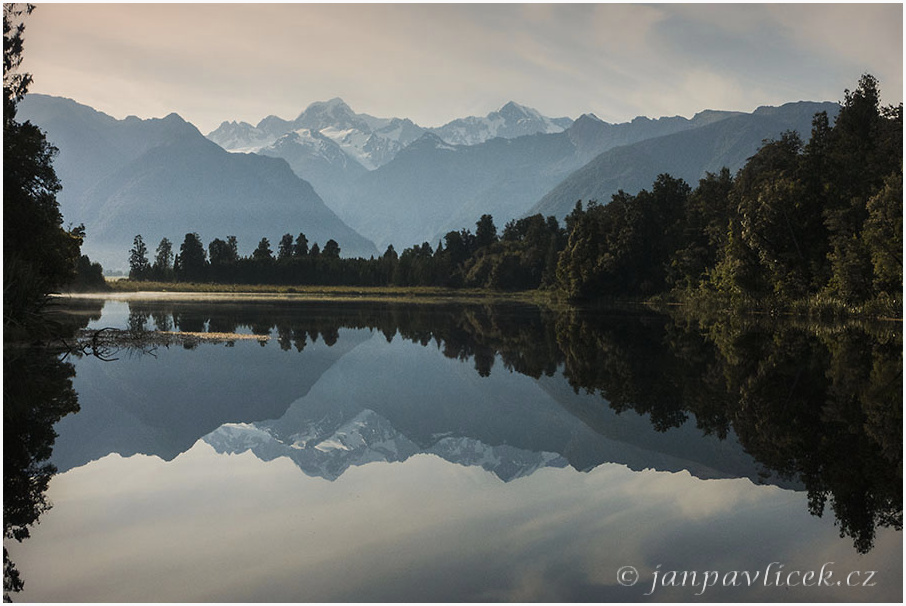 Jezero Matheson, na horizontu vpravo Aoraki/Mt.Cook (3 724m) a vlevo Rarakiroa/Mt.Tasman (3 497m)