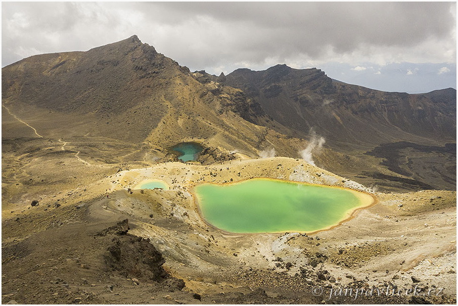 Jezírka EMERALD LAKES (1 730m) na Tongariro Alpine Crossing (délka 19,5 km, převýšení 1800m) = hlavní odměna fotografa za to utrpení na treku  :-)