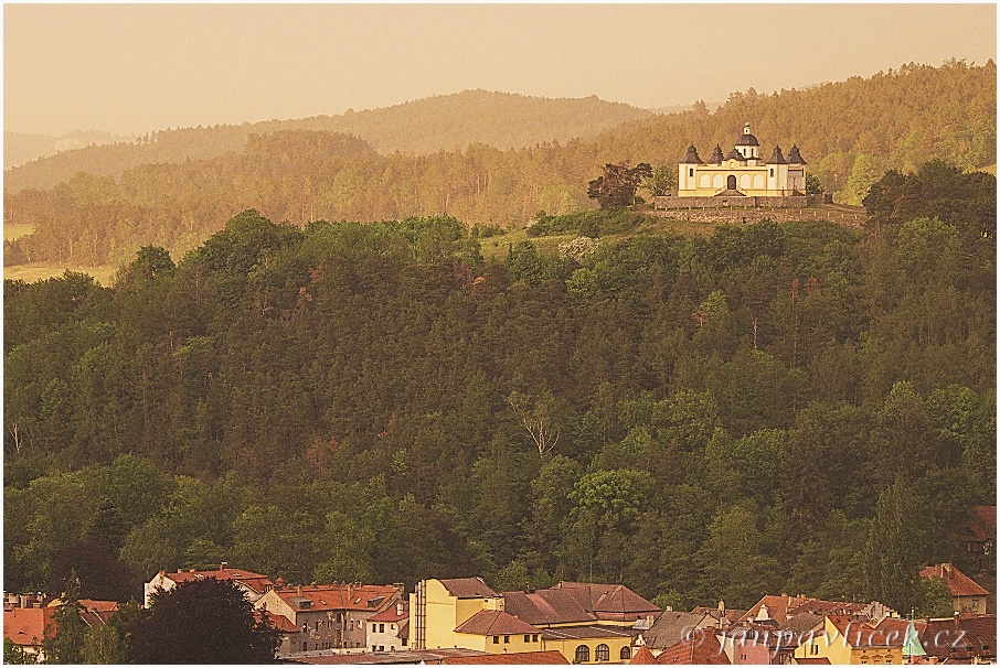 Kaple Anděla Strážce ....krátce před deštěm....vrch Stráž, 551m, zal. 1683, baroko