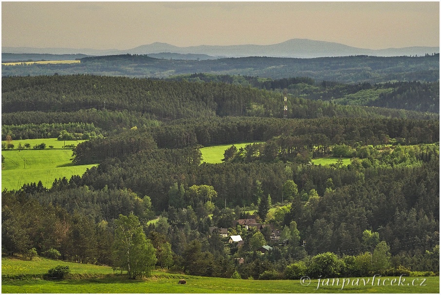 Knížecí stolec, 1236 m (vlevo na horizontu) a  Boubin, 1362 m (vpravo)....z rozhledny Milada, Krchov 