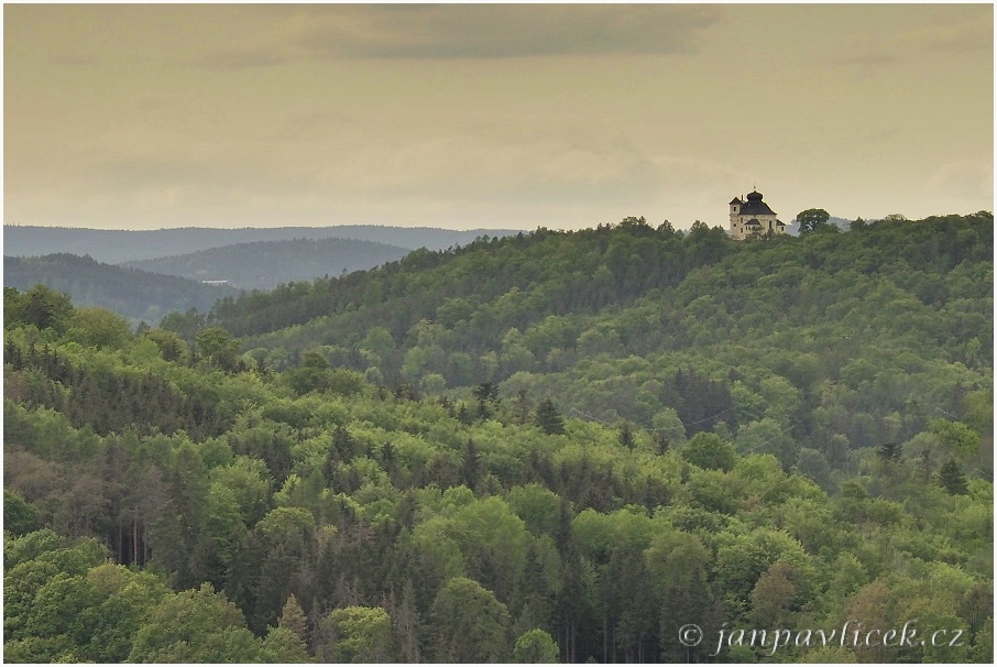 Kostel sv. Jana Křtitele a Panny Marie Karmelské ( zal. 1722), Maková hora (545 m)....z rozhledny MILADA, vrch Krchov u Orlické přehrady