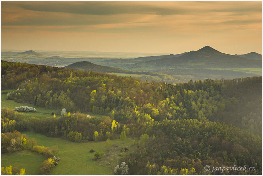 Krkavčí skála-J pohled-Hazmburk (418 m), Plešivec (510m), Milešovka (837m)