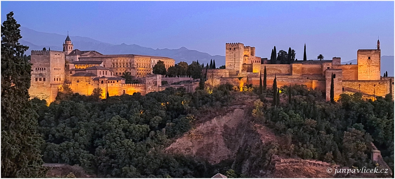 PALÁC ALHAMBRA, GRANADA