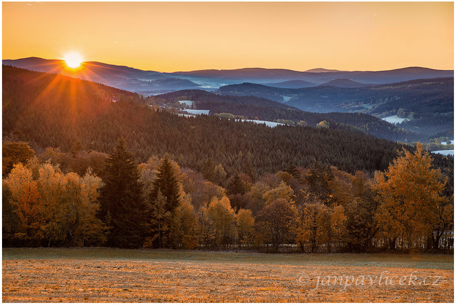 Pekelské údolí  od Radkova, vpravo Křemelná (1125m)