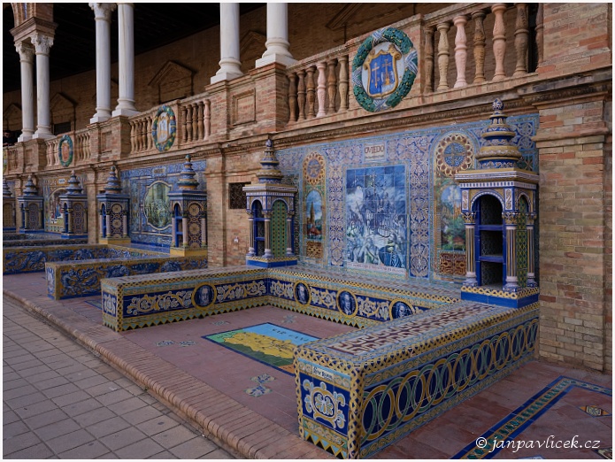 Plaza de España v Seville, Plaza de España v Seville, Kachlové provinční výklenky podél zdí Plaza de España