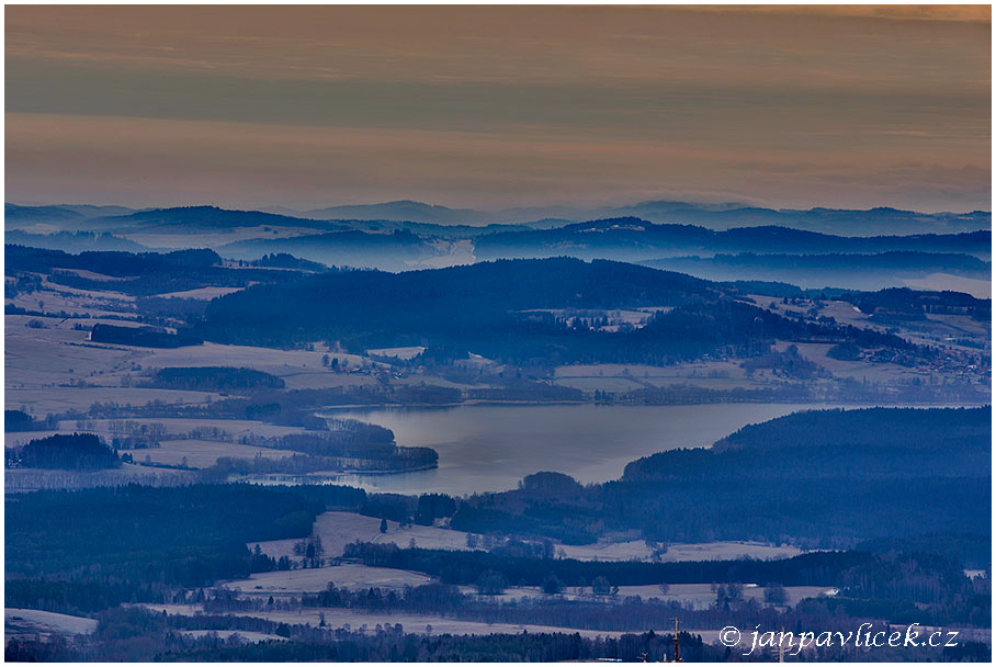  Plechý (1378 m) : Lipno mezi Novou Pecí a Horní Planou, uprostřed  Houbový vrch, 914m