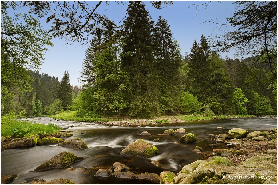 SOUTOK VYDRY (zleva) A KREMELNE, ZAČATEK ŘEKY OTAVY (vpravo)