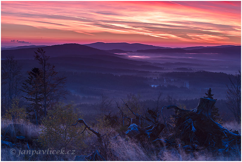 Svítání z Pancíře (1214 m) ,  vlevo  Křemelná  (1125m) , Šumava