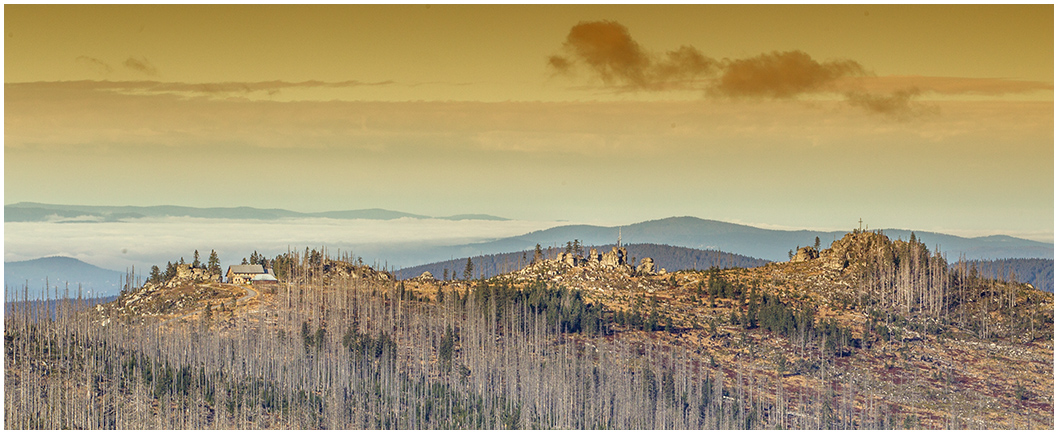 Třístoličník/Dreisesselberg (1323 m)  vlevo a Hochstein (1333m) vpravo.... z Trojmezné (1361 m) 