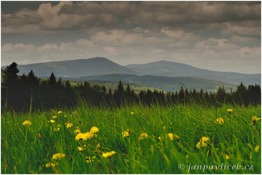 Velký Bobík, 1264 m (vlevo)  a  Boubín , 1362 m (vpravo)   od Kříšťanova