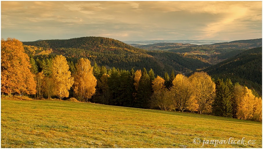 Ze Sedelského vrchu: údolí řeky Otavy, vlevo Křemelná...