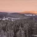 Gerlův dvůr, Javorná, uprostřed  Hamerský vrch (883m)... | fotografie