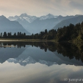 Jezero Matheson, na horizontu vpravo Aoraki/Mt.Cook (3 724m) a... | fotografie